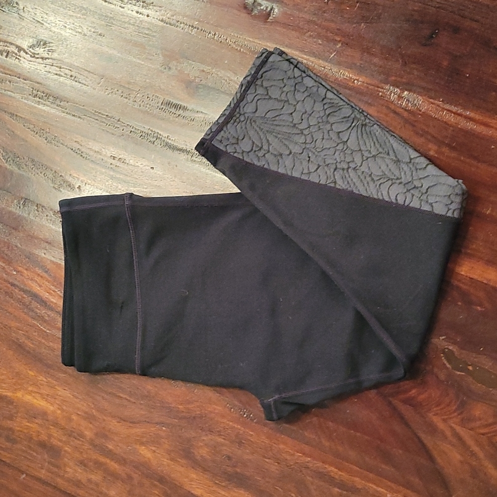 Fabletics leggings! Mid-rise/mid-calf. Size M